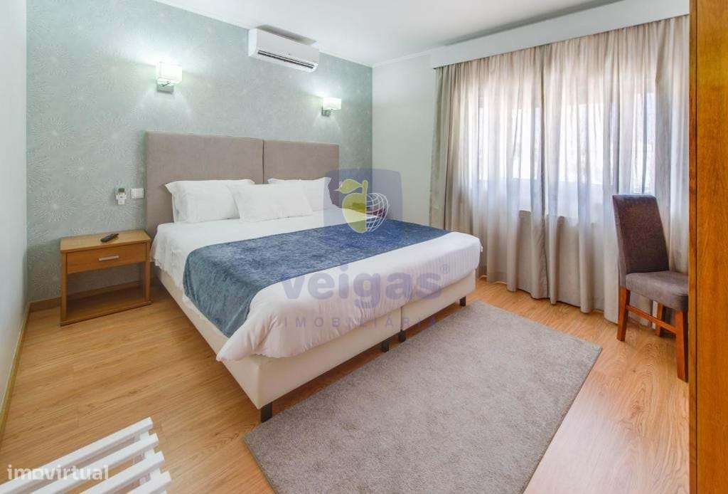 Hotel de 2 estrelas com 49 quartos, em atividade, com ocupação de 90%,-18