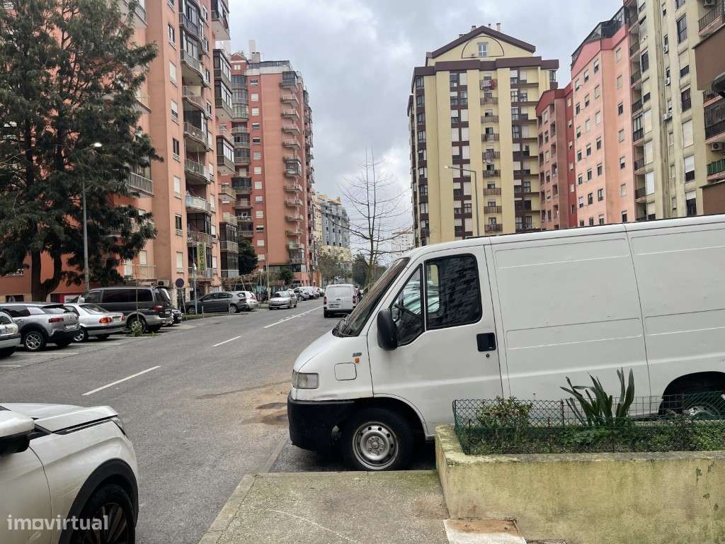 Apartamento T2 Renovado na Tapada de Mercês - Excelente Oportunidade-17
