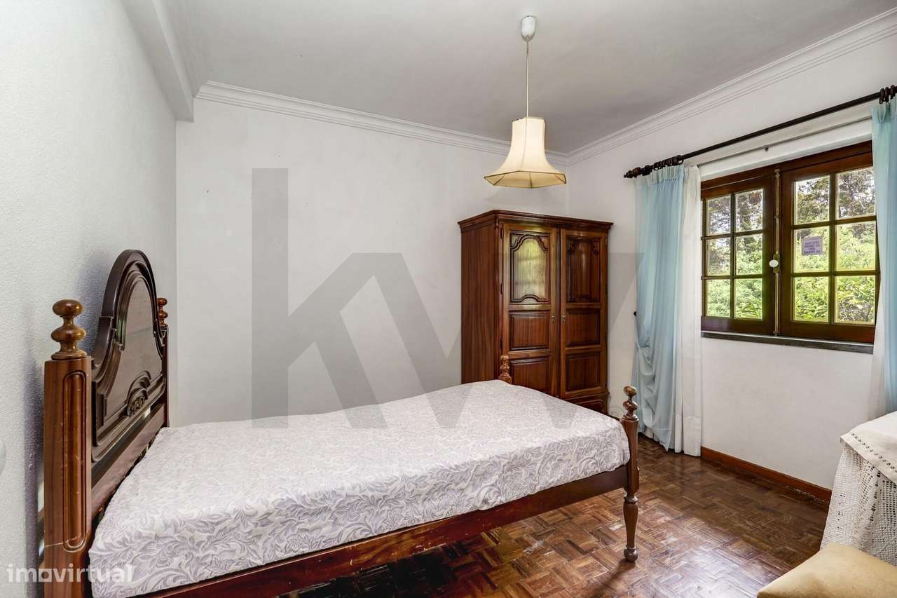 Moradia T6 em Sintra com jardim, garagem e vista de mar ao fundo-21