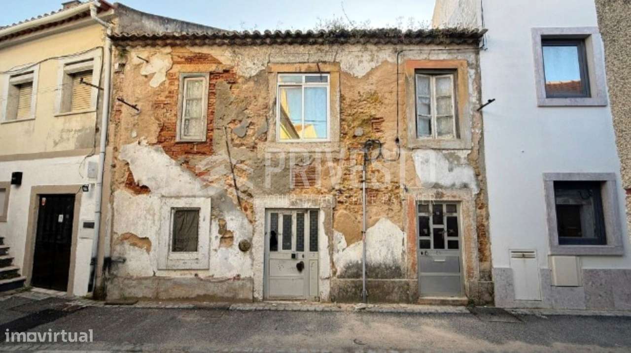 Prédio para Reabilitação Total junto à frente ribeirinha, Seixal-4