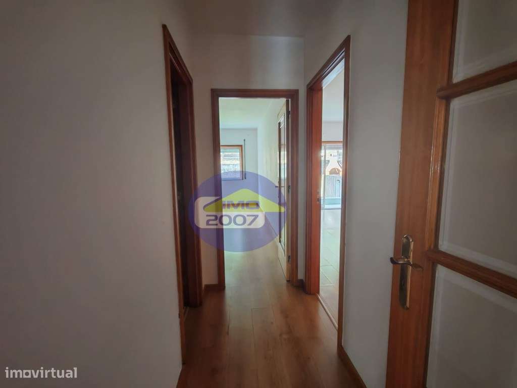Apartamento T2 com terraço em Canelas-13