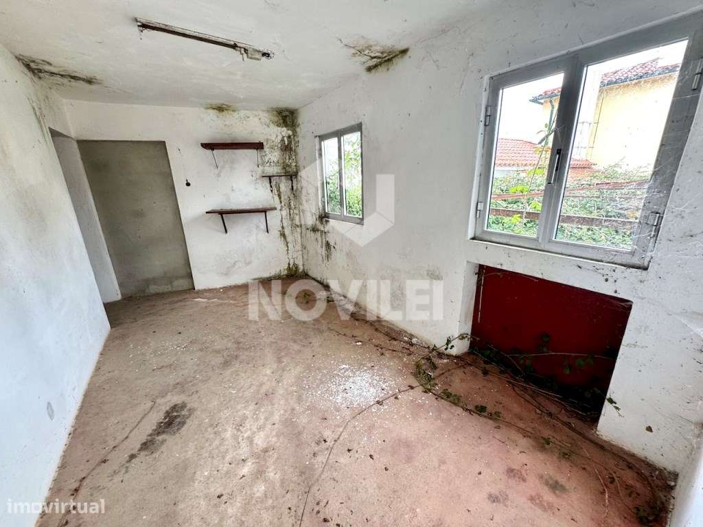 Moradia para reconstruir, no centro de uma pacata aldeia.-8