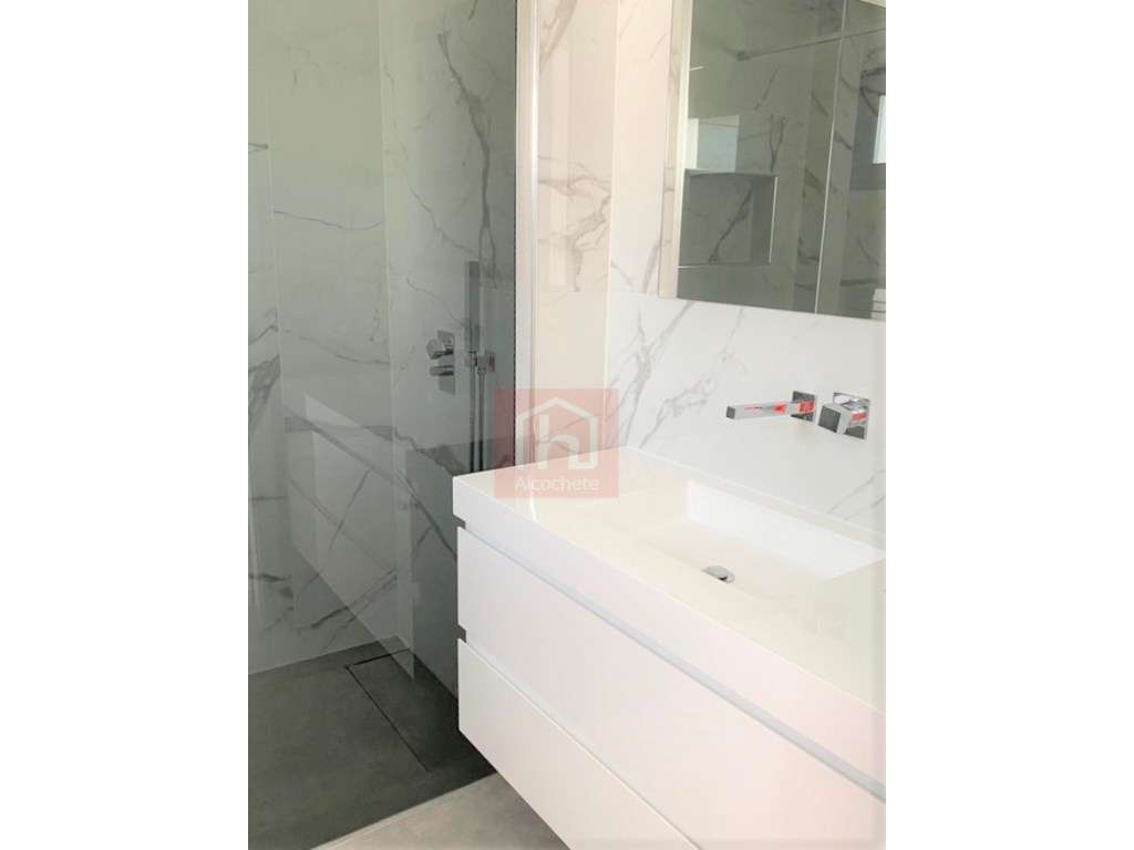 Apartamento T4 Duplex com garagem box no centro de Alcochete-33