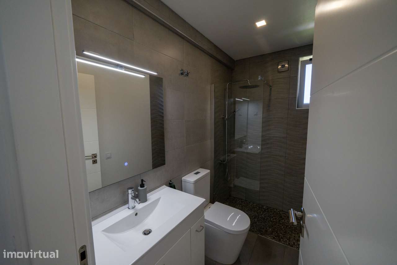 Moradia independente à venda na Estrada Velha da Avessada, 2665-14