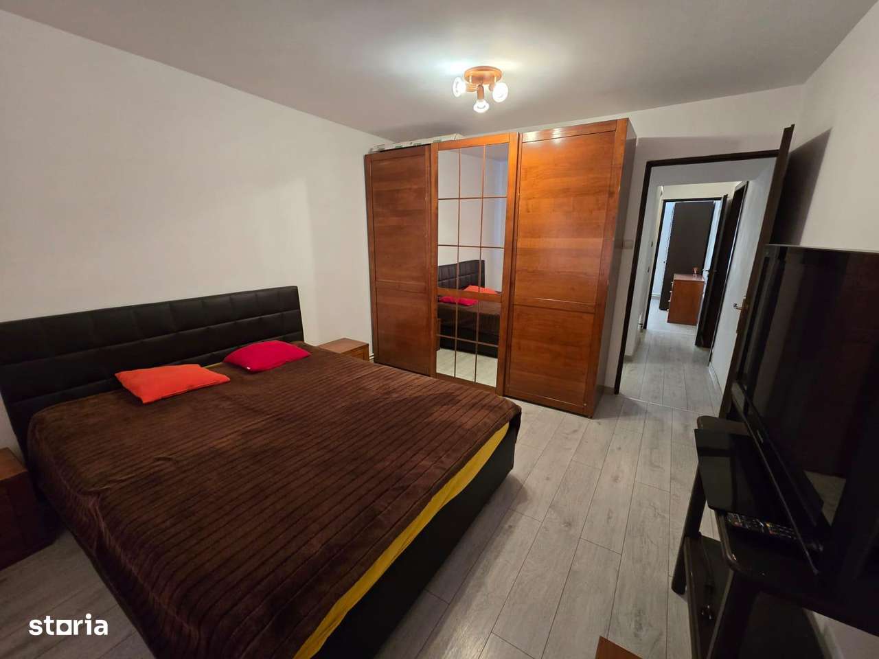 Vând apartament 3 camere decomandat situat în zona Strand - Imagine principală: 5/8