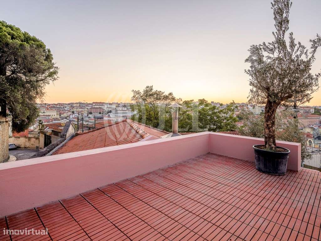 Apartamento T3+2 com jardim, em pleno Castelo, Lisboa-52