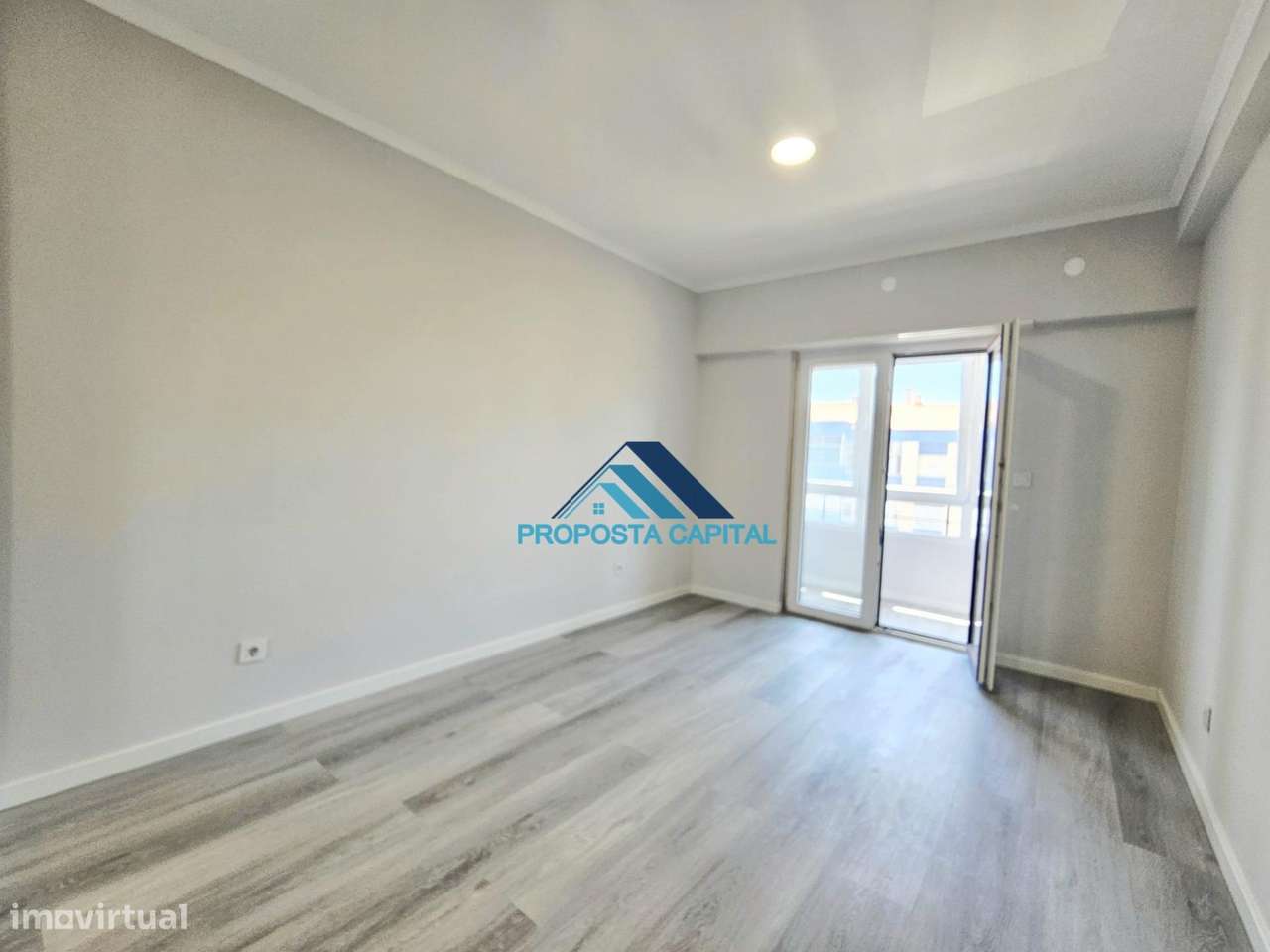 APARTAMENTO T4 REMODELADO CENTRO AMORA-30
