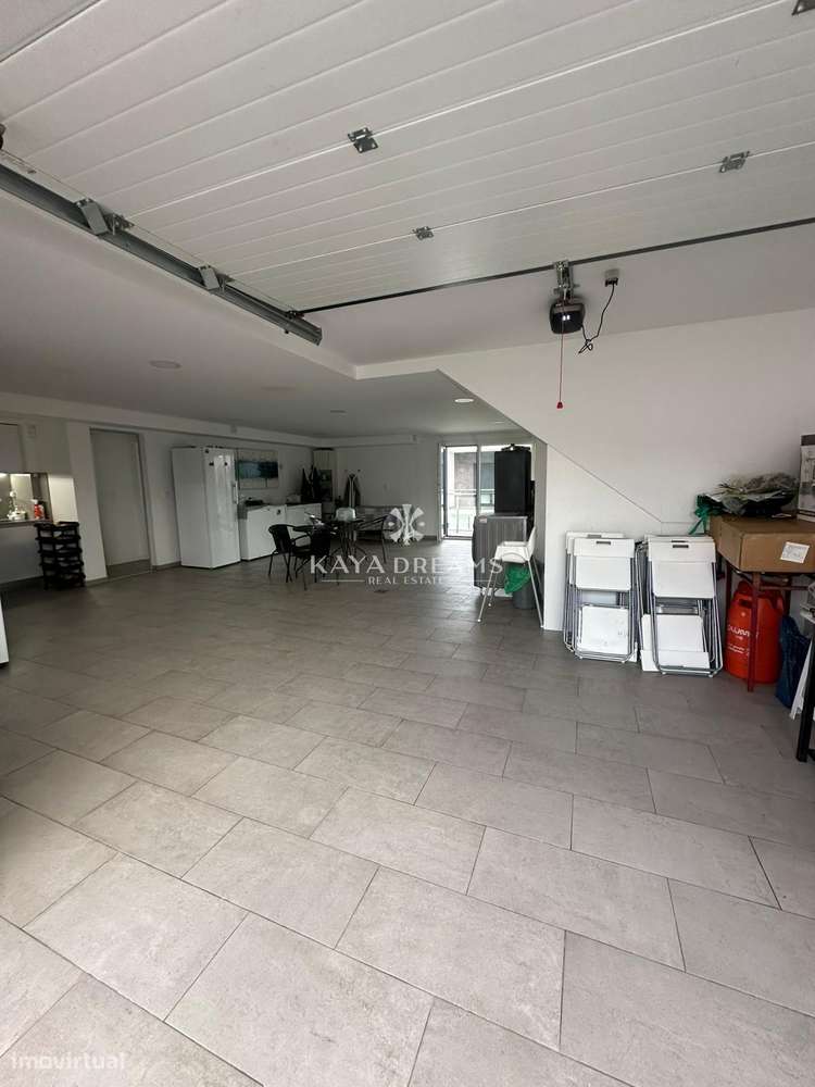 Moradia Semi Nova T4 de Luxo em Famões, a um Passo de Lisboa-30