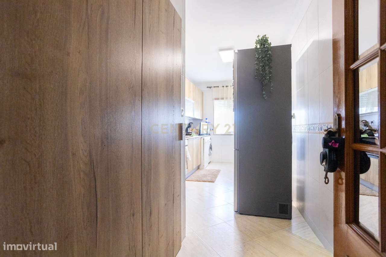 T2 com 2 casas de banho e ampla varanda-3