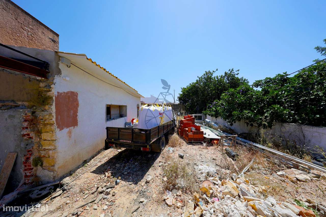 Oportunidade Única Espaço para Projeto de Restauração de Charme em Bol-7