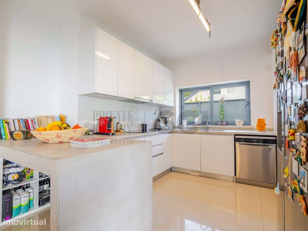 Moradia T4 na Aroeira, contemporânea com piscina e cave-14