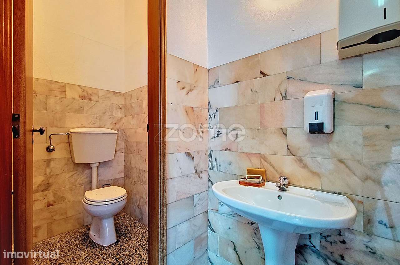 Loja no centro de São Bartolomeu de Messines com 216m2-21