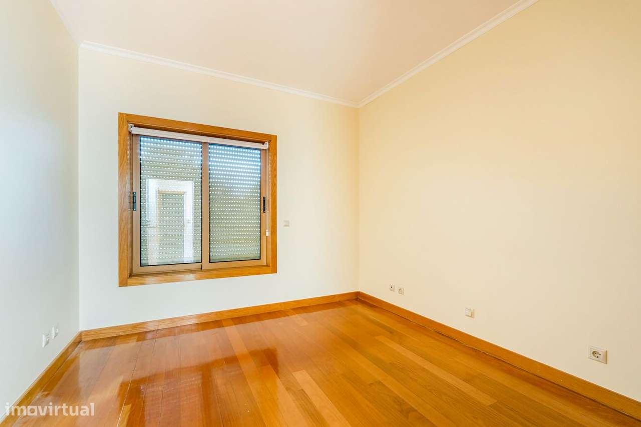 Moradia em banda T4 com garagem - Grande imagem: 5/30