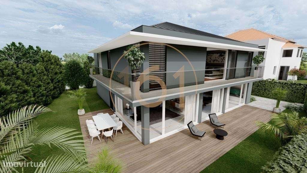 Excelente moradia T3 de 4 frentes em zona nobre de Leça da Palmeira-33