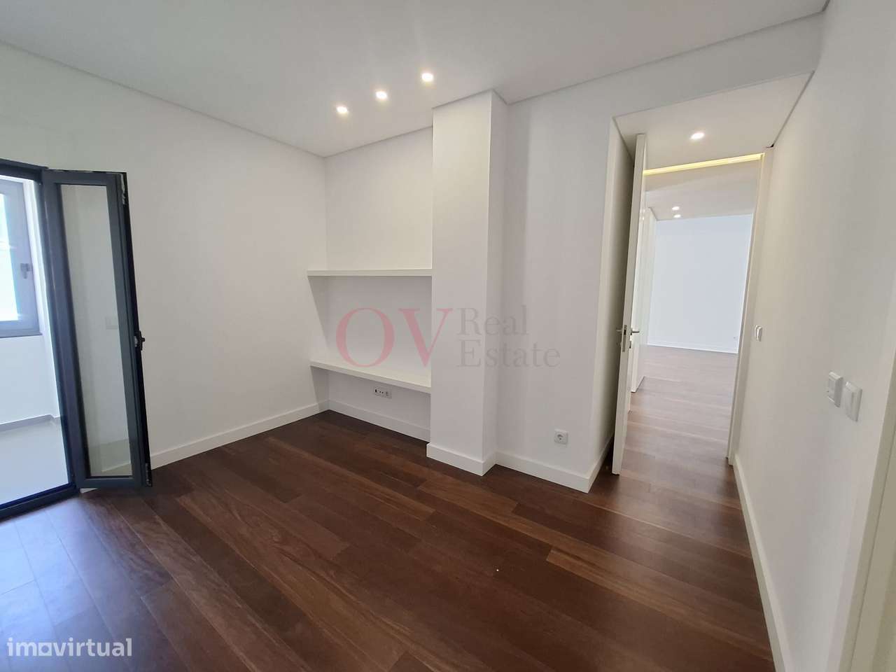 Apartamento T4 com remodelação total na rotunda da Boavista-16