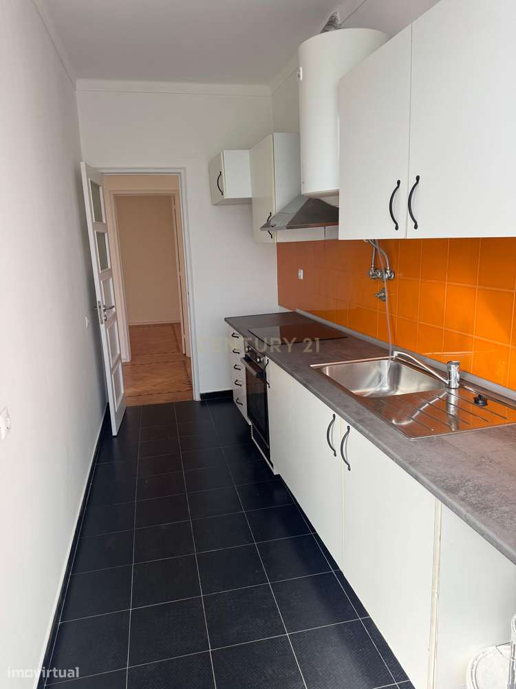 Apartamento T1+1 Renovado em Águas Livres, Amadora-5