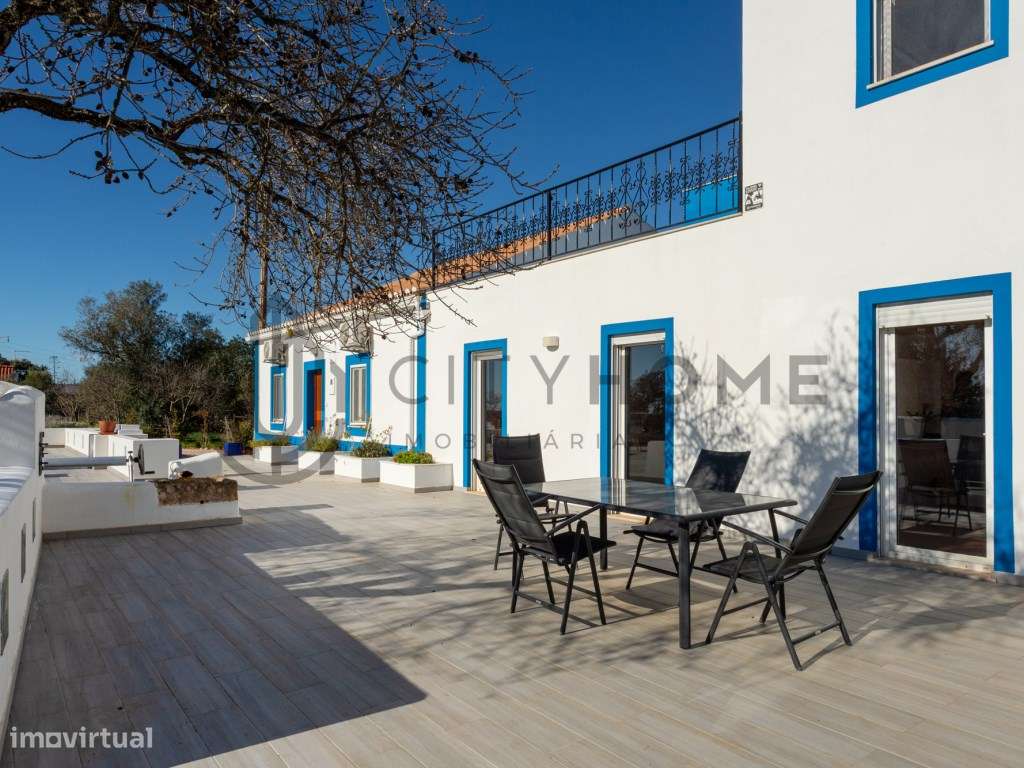 Moradia T4 com piscina infinita em terreno amplo em Silves-33