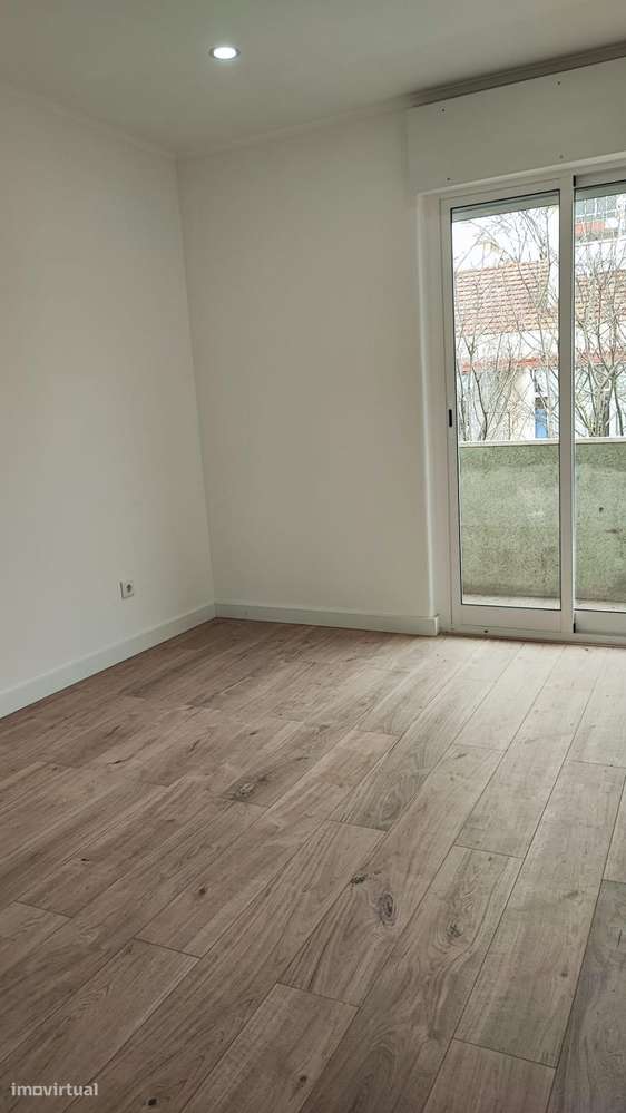 T4 Totalmente Remodelado na Amadora-15