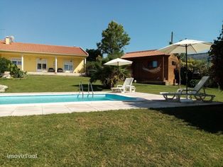Moradia T2 com piscina, bungalow e jardim