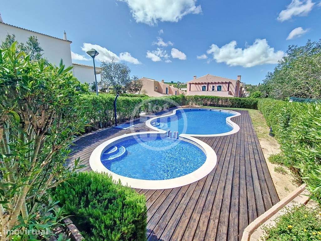 Moradia em banda inserida num bonito condomínio fechado na periferi... - Grande imagem: 2/35