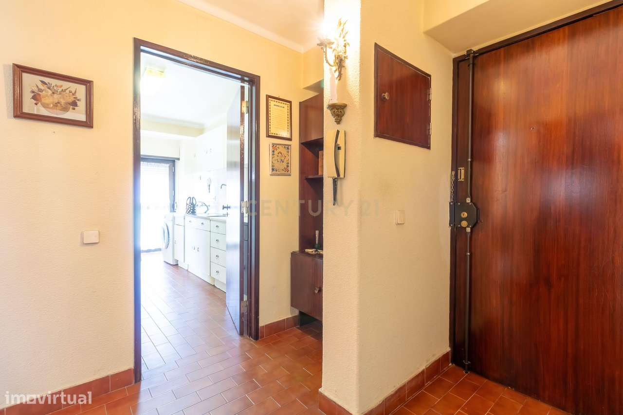 T1 em Caselas com varanda e vista desafogada – Excelente oportunidade-8