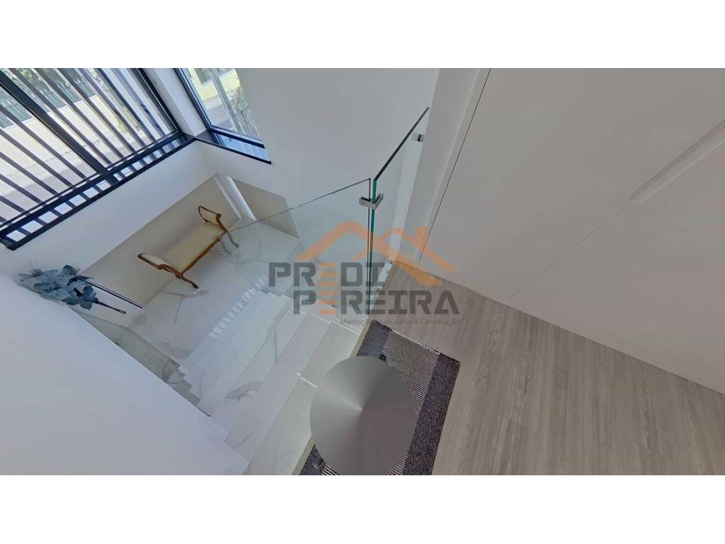 Moradia T3, situada no Casal da Silveira, em Famões-23