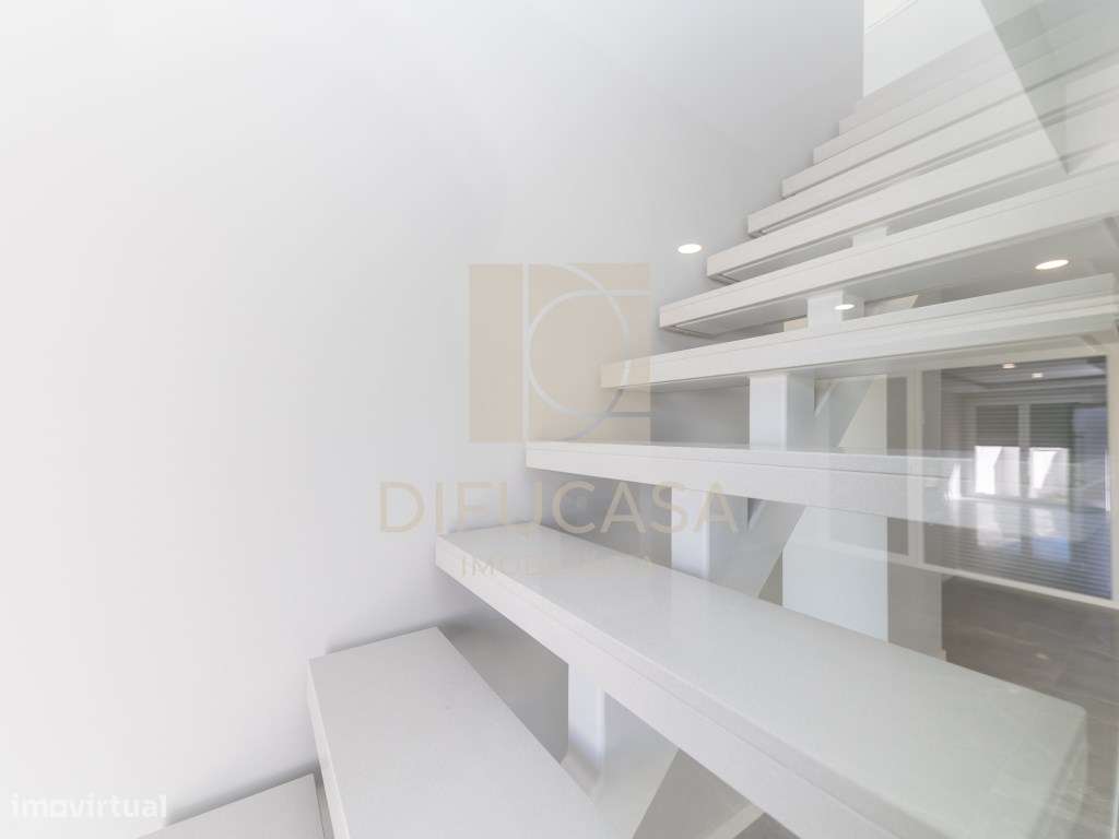 R300 Moradia T3+ 1 (sala de 40m2 localizada centro Fernão Ferro)-21