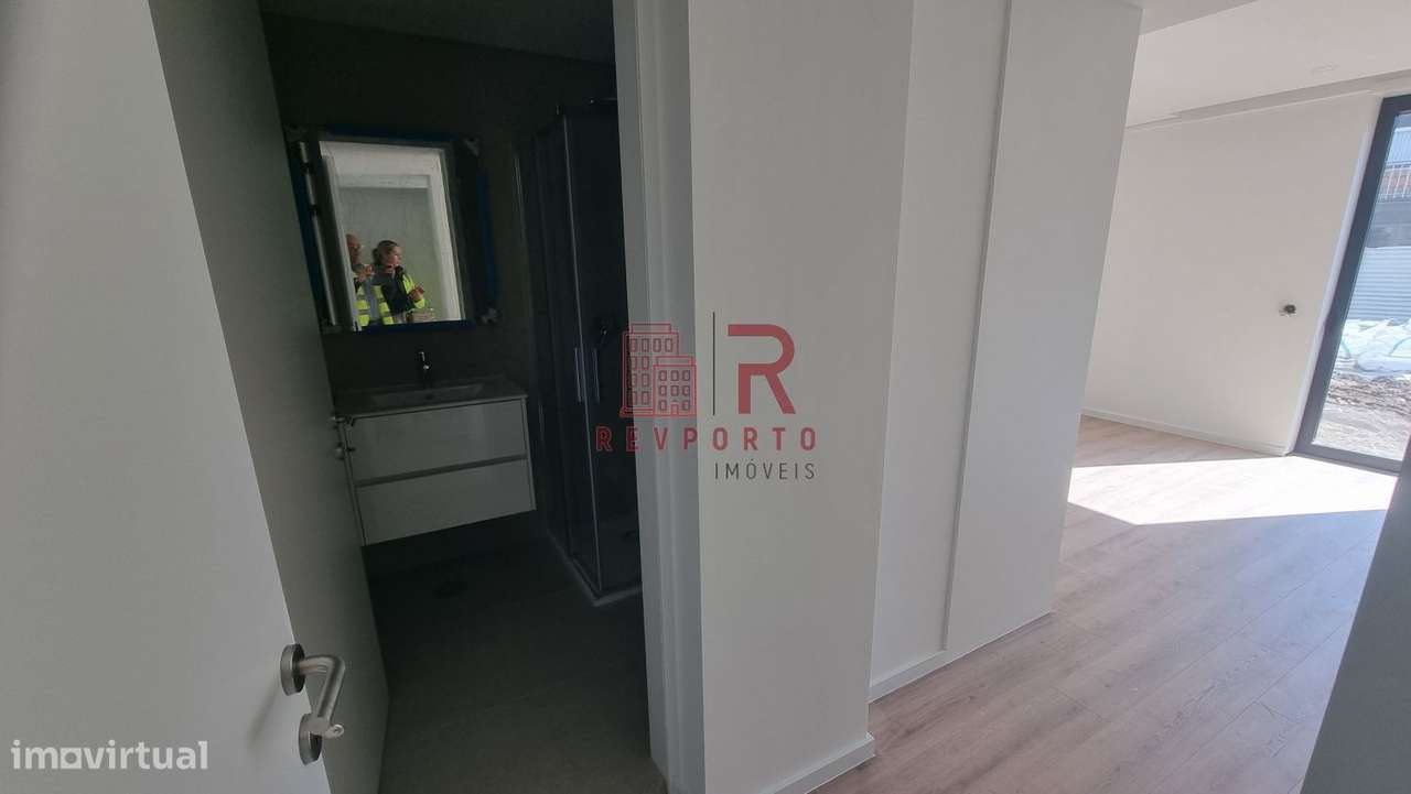 Apartamento T2, com 2 suítes, varanda, jardim e garagem-23