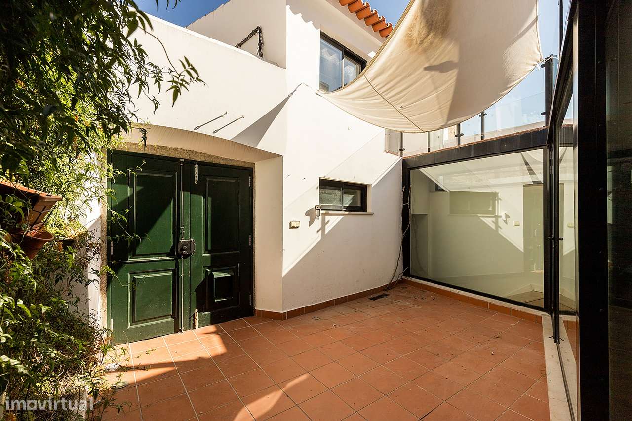 Moradia de luxo com 3 suites, pátio e varandas junto aos Meninos da Gr-25