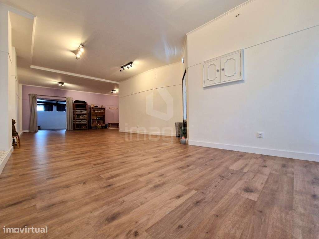 Loja localizada em Mafra, com terraço coberto, totalmente renovada. - Grande imagem: 3/10