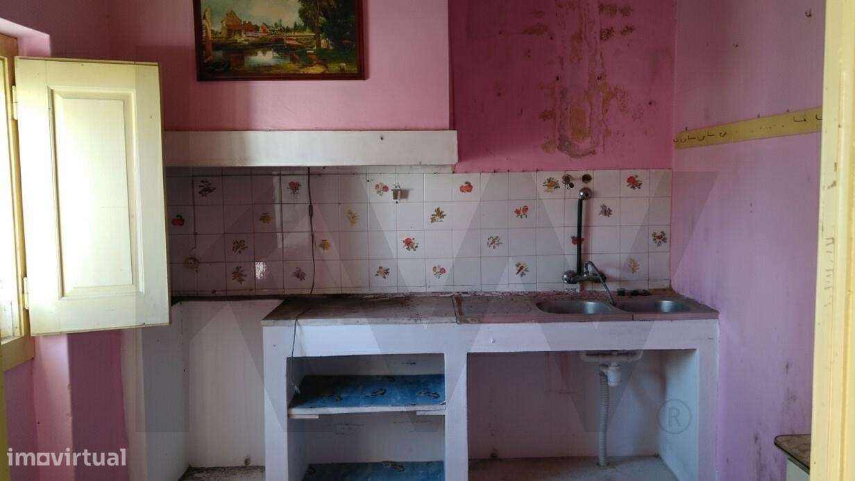 Moradia T2 + 1 com adega, anexos, pomar e furo para venda na Carreguei - Grande imagem: 4/33