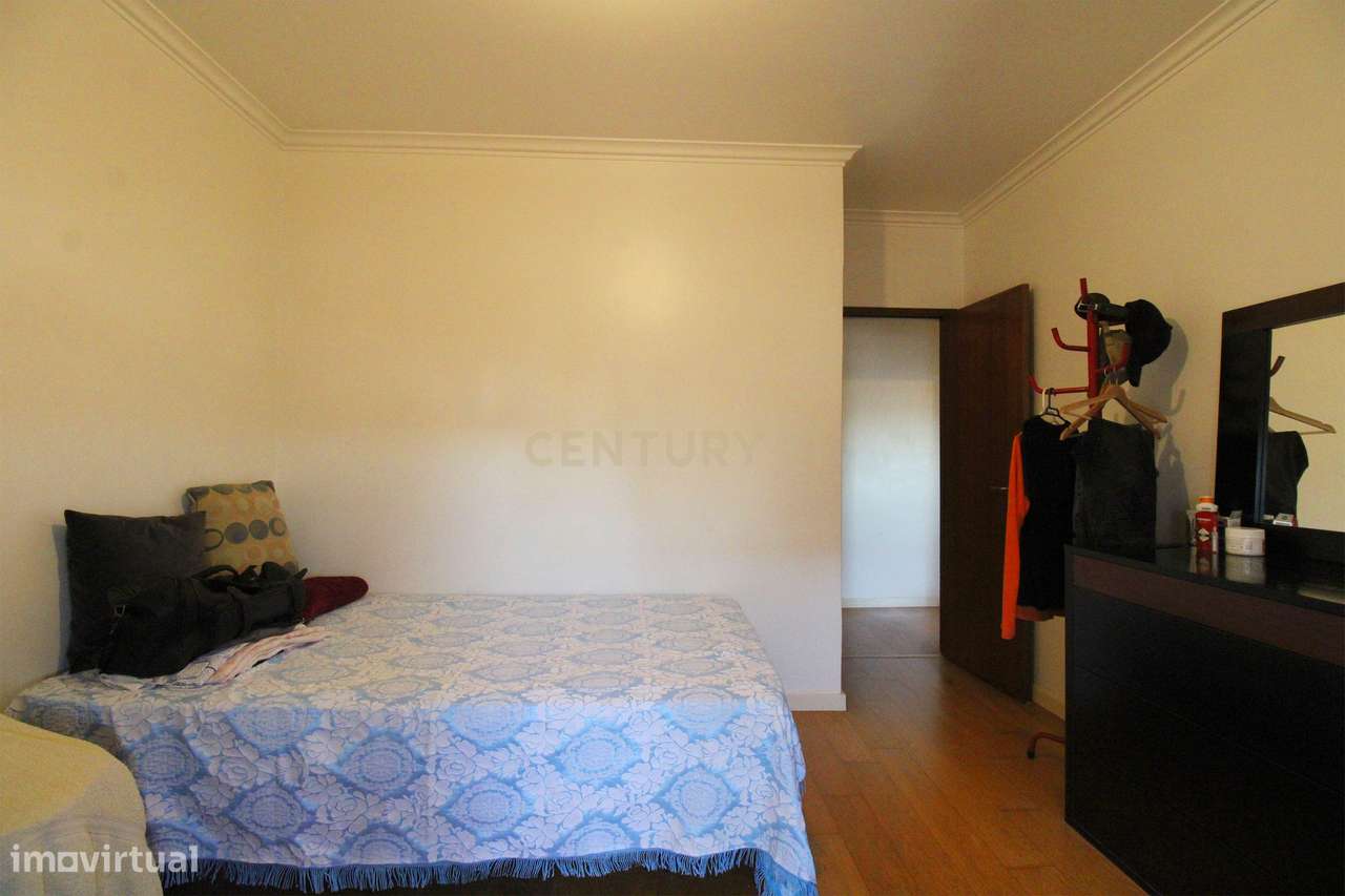 Apartamento T3 com Vista Panorâmica em Almada-23