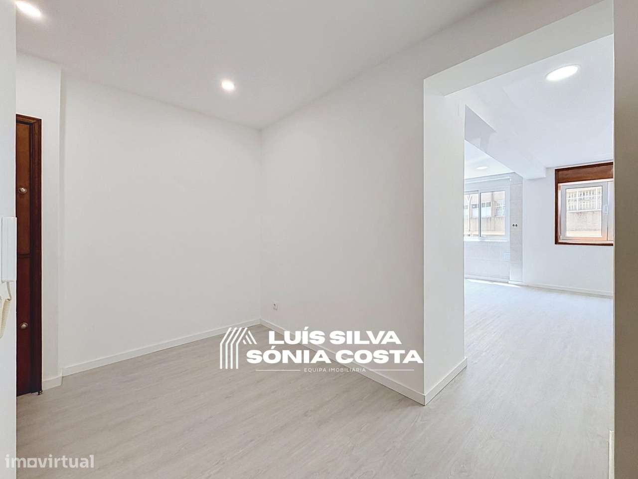Apartamento T2 Semi-Remodelado c/ Garagem, Marquise & no Centro de...-8