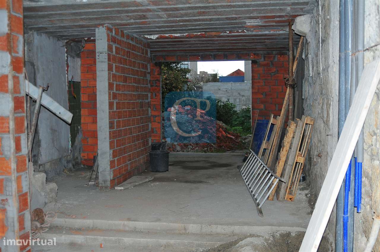 Moradia em reabilitação T1+1 com jardim à rotunda da Boavista - Grande imagem: 5/10