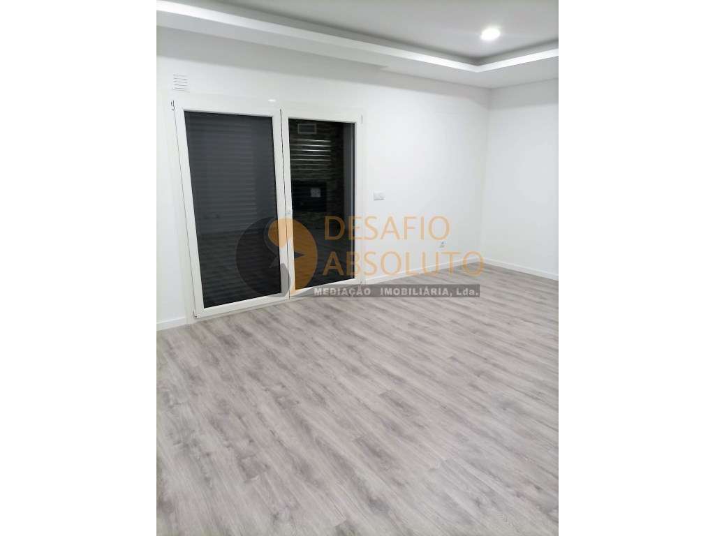 Moradia Geminada T3+1, Áreas Grandes. Fernão Ferro - Grande imagem: 5/20