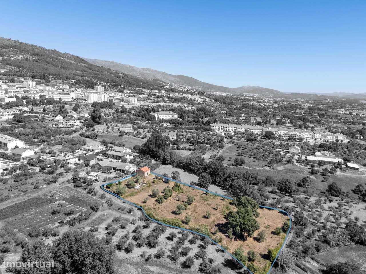 Moradia em pedra isolada com piscina e jardim-9