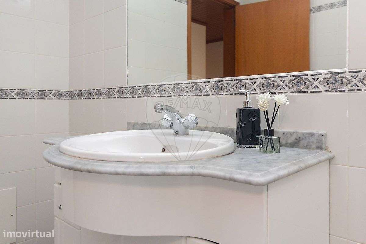 Apartamento T2 com Arrecadação em Paio Pires-29