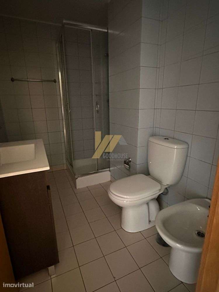 Apartamento T2 de duas frentes com garagem e elevador-8