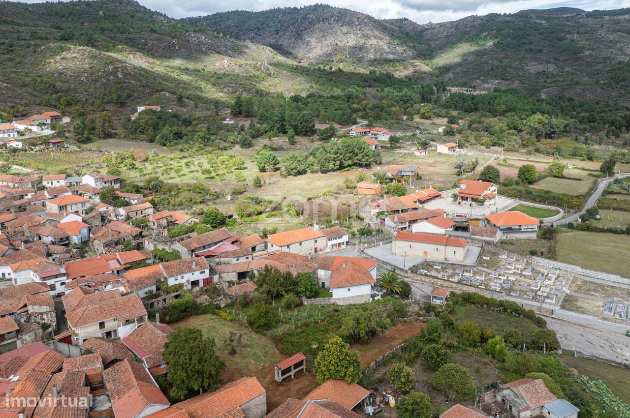 Moradia de 2 pisos com pátio para reconstruir - Ardãos, Boticas - Grande imagem: 1/15