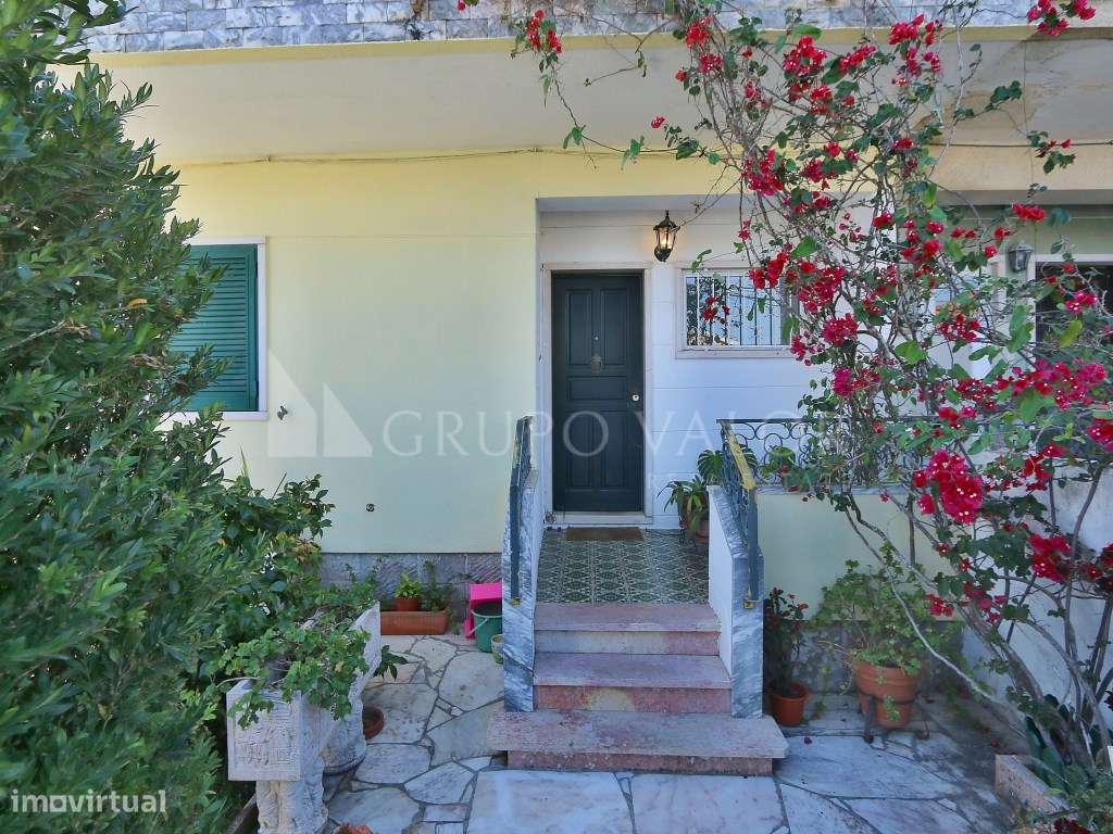 Moradia T4 com Garagem e Logradouro de 200m2 - Algueirão Mem Martins-34