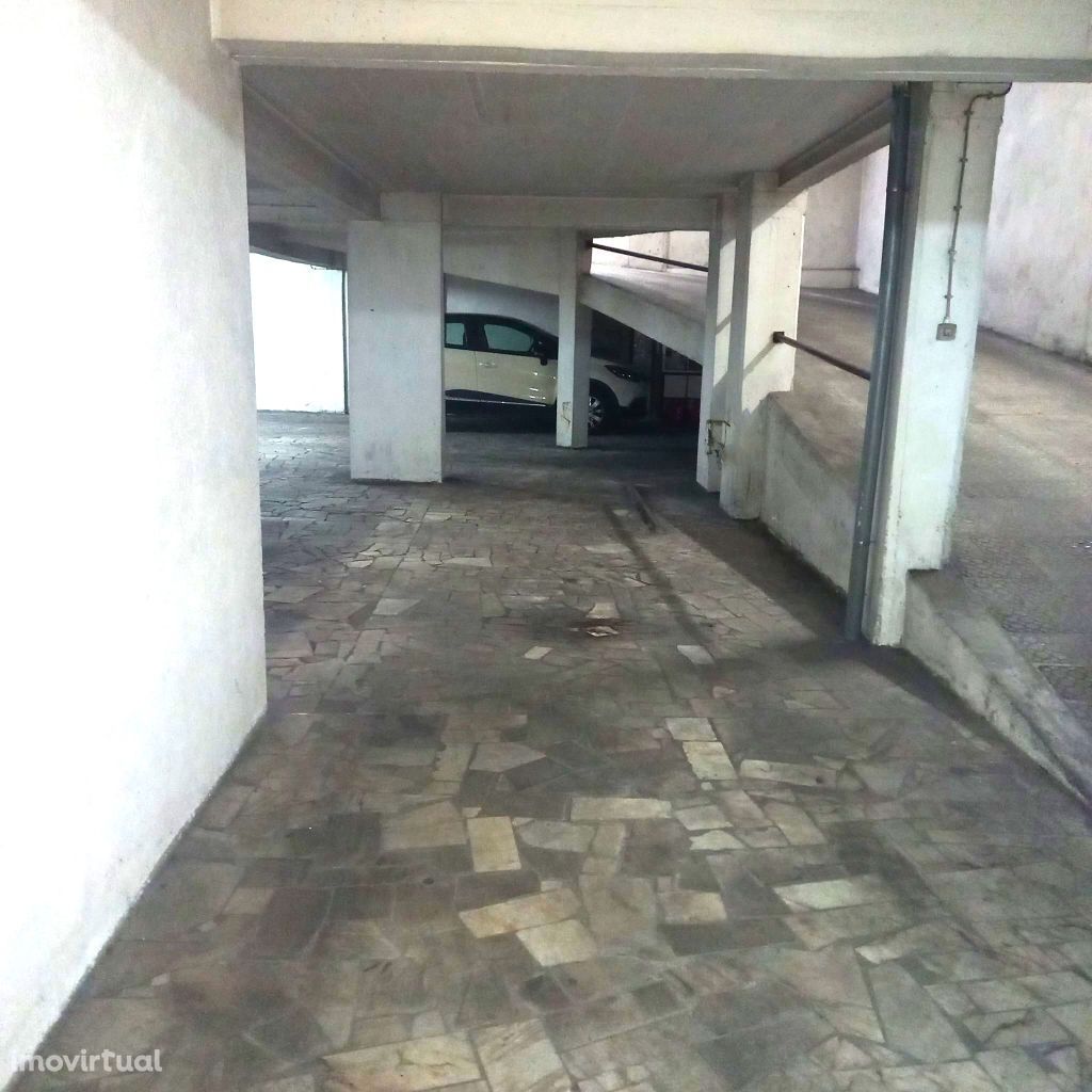 Garagem para 2 carros no centro de Queluz