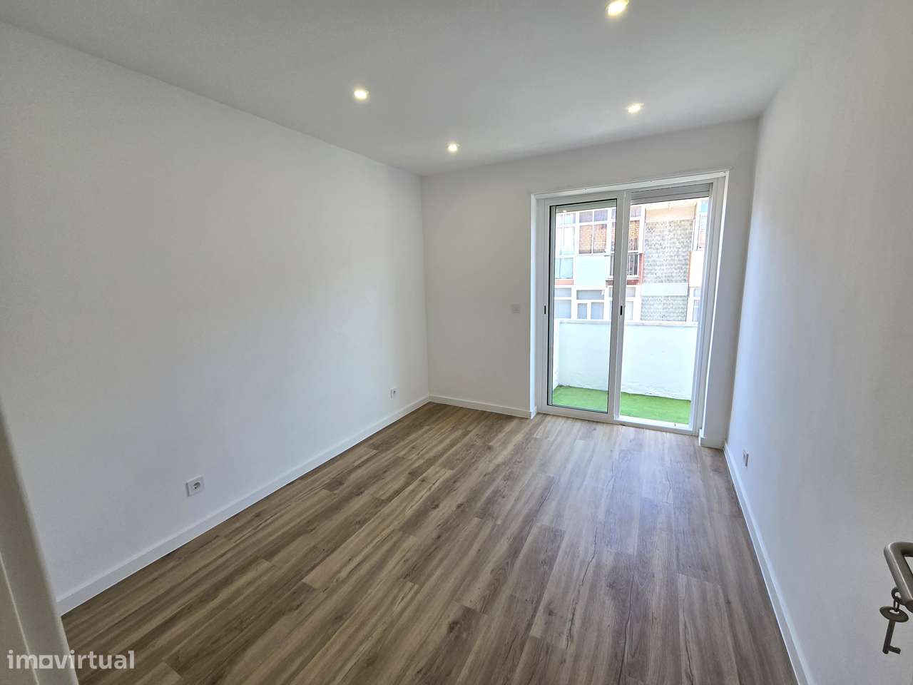 Apartamento T3 Totalmente Remodelado – Cacém-1