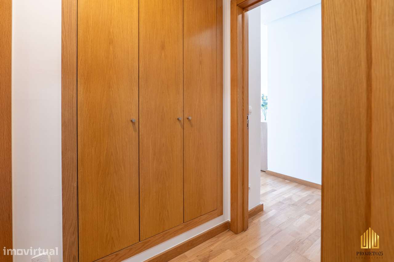 T2 Com Varanda Panorâmica em Urbanização Requintada, ao Aeroporto.-25