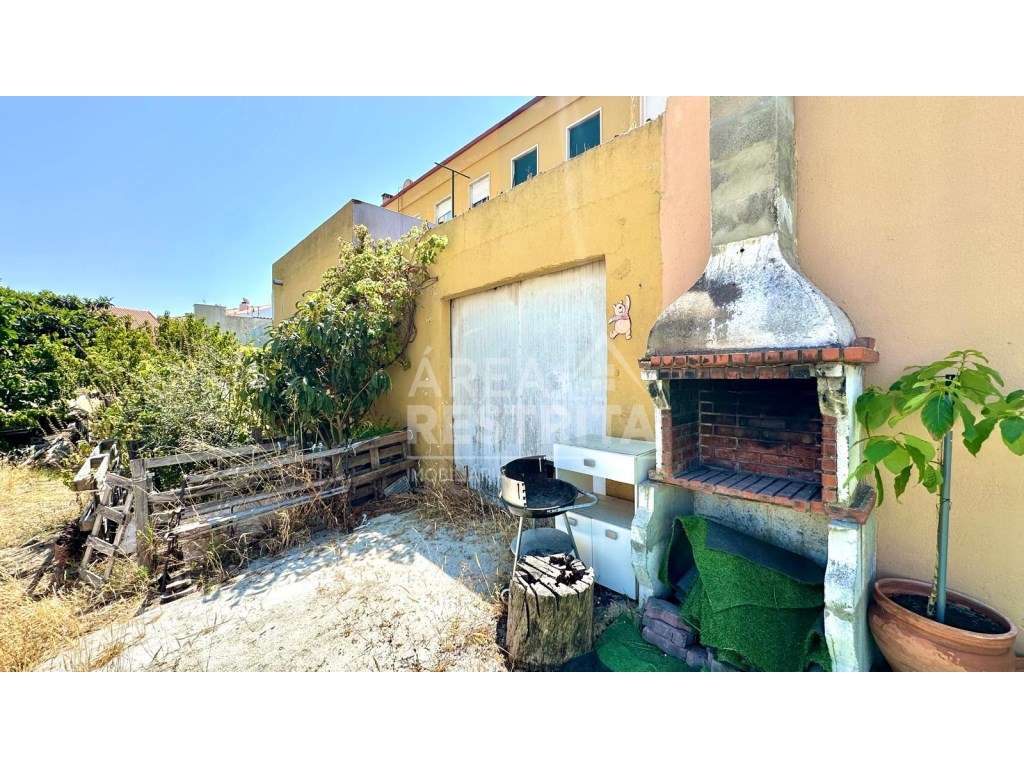 Apartamento T1 com Logradouro e Arrecadação/Garagem no Afonsoeiro -...-25