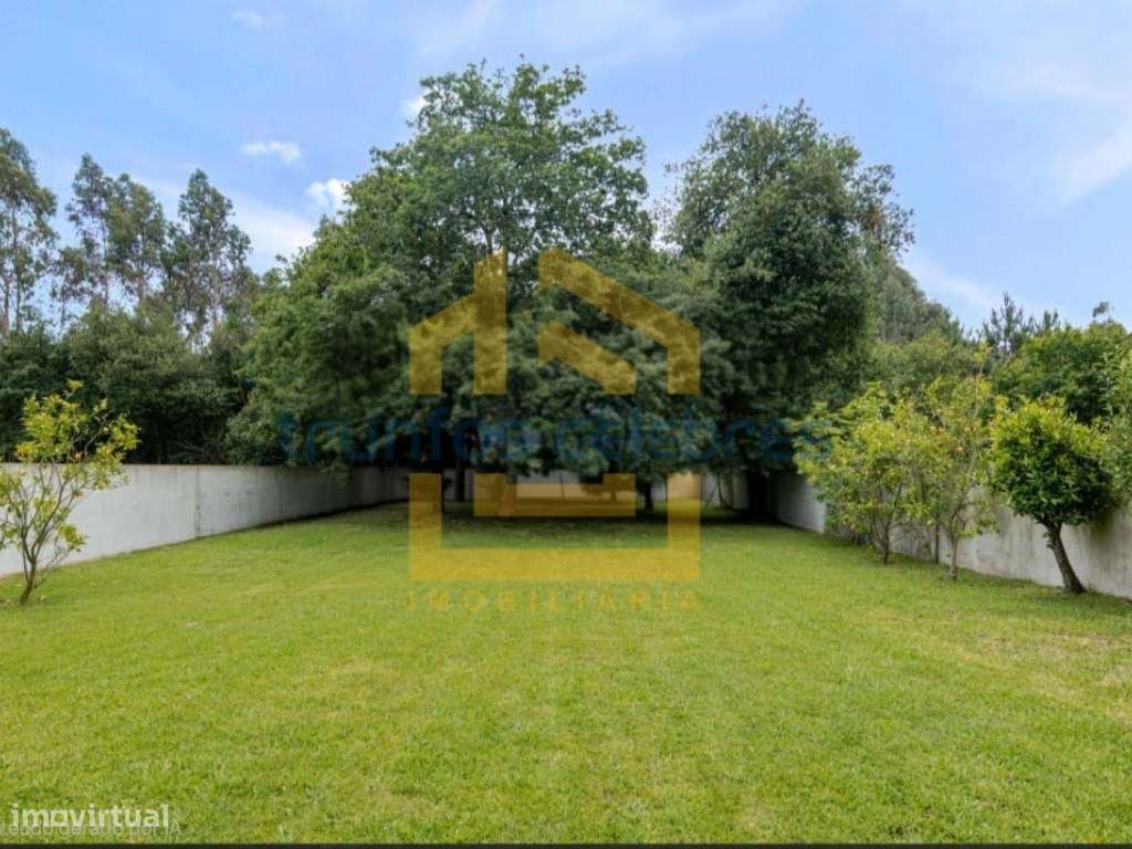 Moradia T4 de 4 Frentes Renovada inserida num lote de 1450m2 | Laún...-45