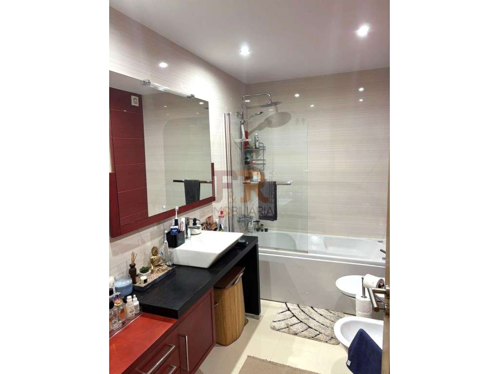 'Excelente' Apartamento T2 Moderno com Varanda ,Parqueamento Amadora-9
