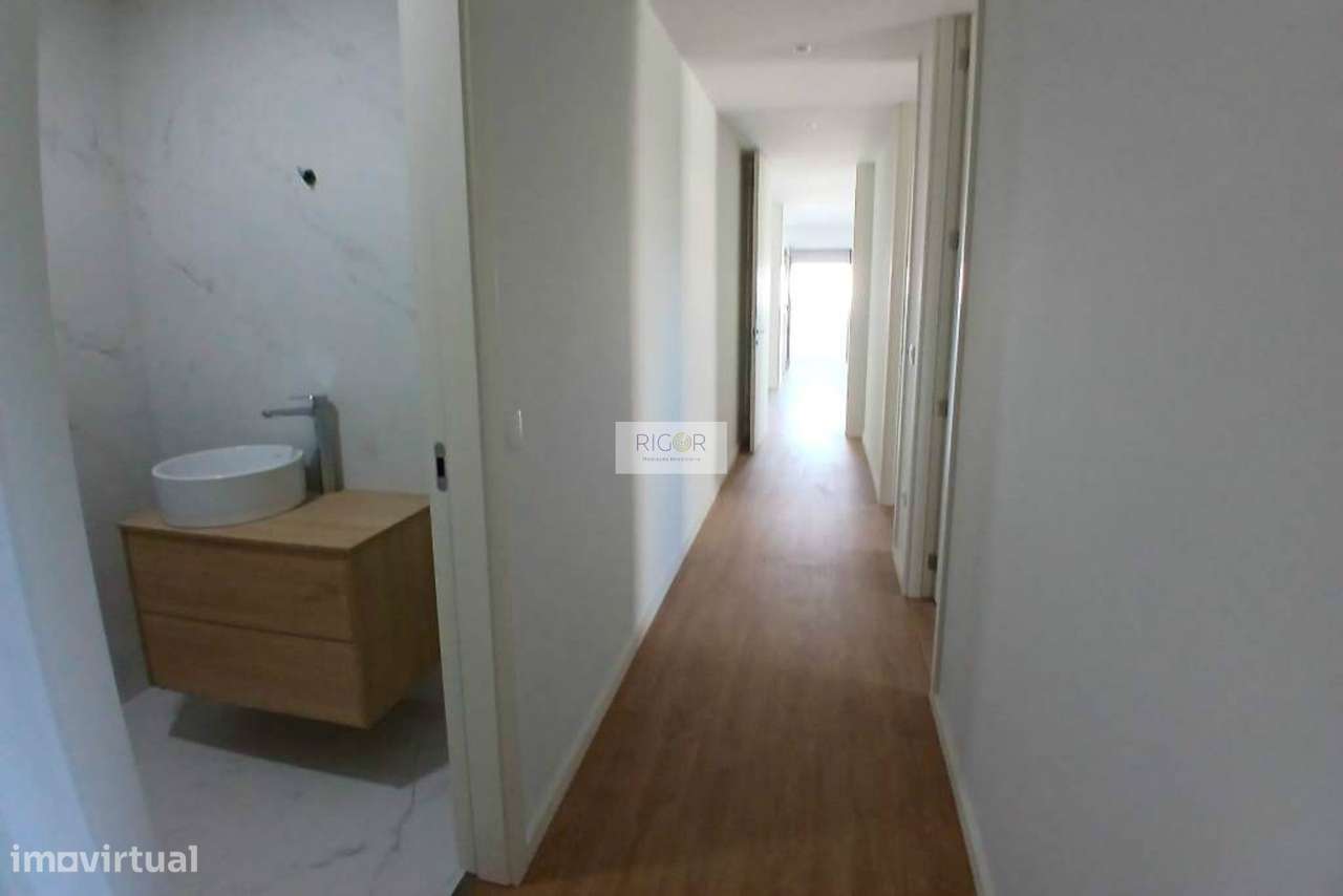 Apartamento T3 novo com varanda à Santa Rita, pronto a habitar-11