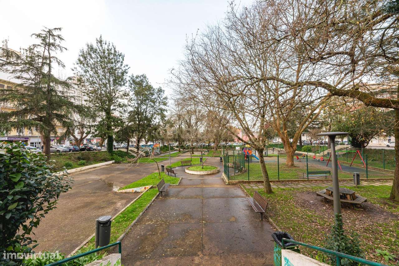 Apartamento T2 Renovado no Coração da Portela de Sintra-23