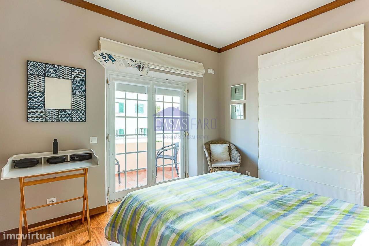 Imponente Moradia V3 de 3 pisos na zona da Avenida 5 de Outubro em Far-26