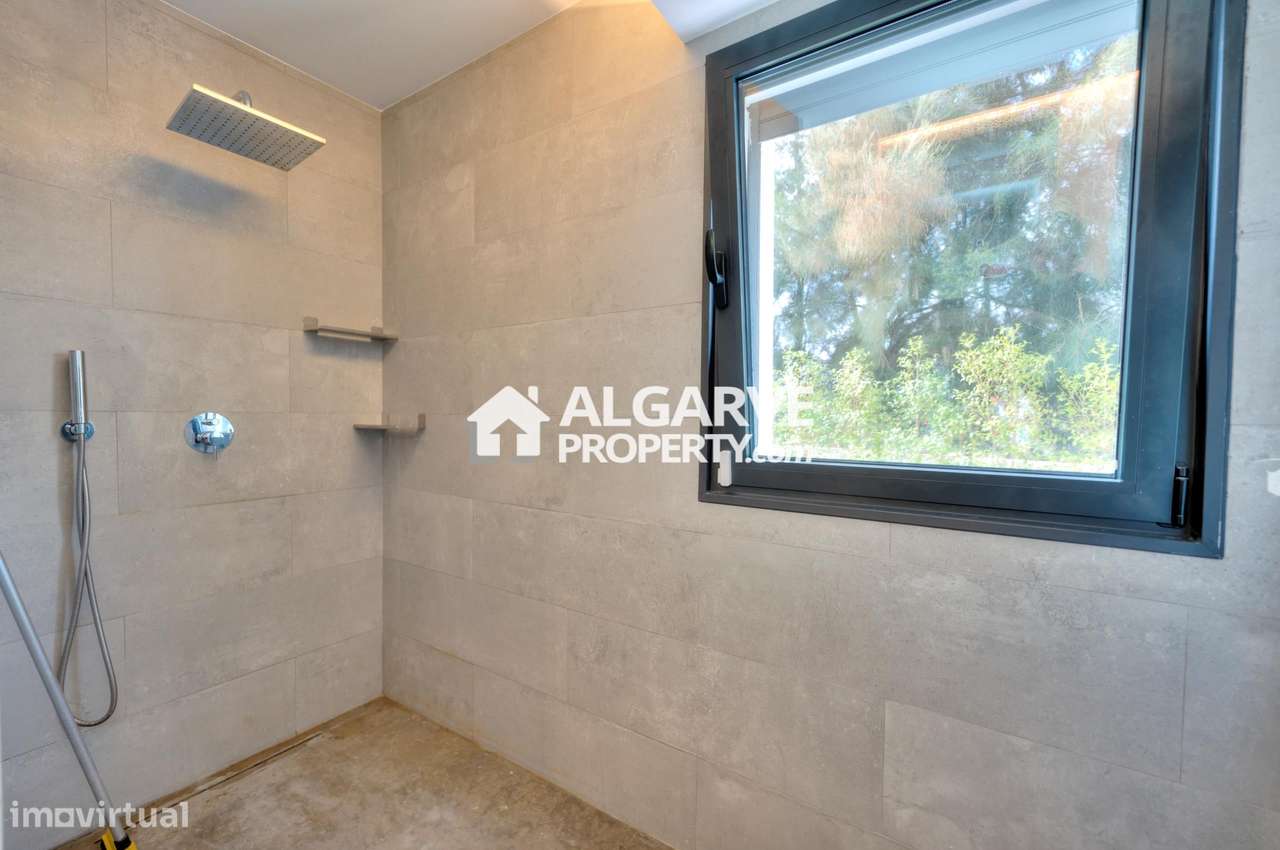 Moderna Moradia T4 com Piscina e Jardim em Almancil-41